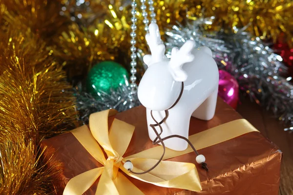 Fondo navideño dorado de luces desenfocadas con árbol decorado — Foto de Stock