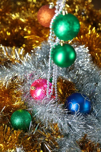 Süslü ağaçlı odaksız ışıkların altın rengi Noel arkaplanı — Stok fotoğraf