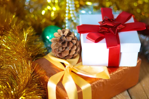 Gold Weihnachten Hintergrund der defokussierten Lichter mit geschmücktem Baum — Stockfoto