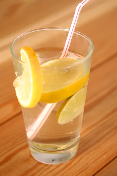 Limun dalam gelas di atas meja kayu — Stok Foto
