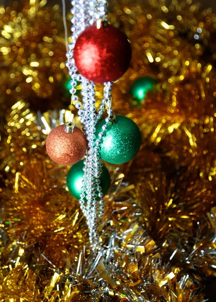 Oro sfondo di Natale di luci sfocate con albero decorato — Foto Stock