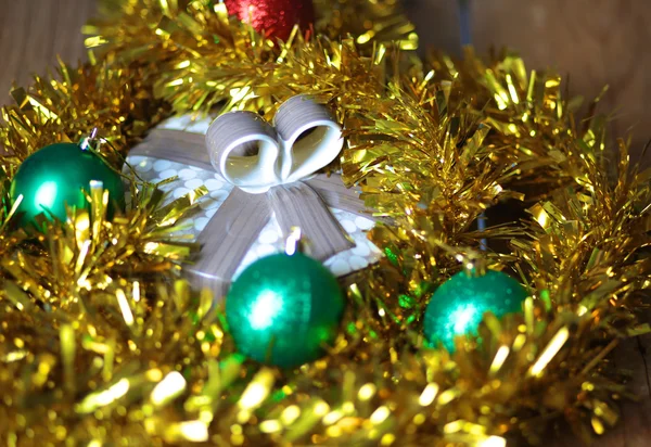 Guld jul bakgrund av avfokuserade ljus med dekorerade träd — Stockfoto