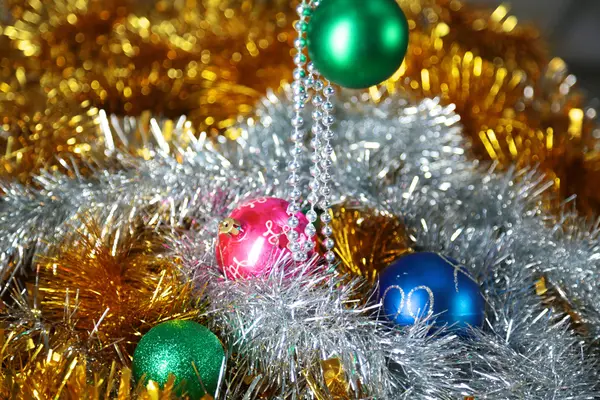 Золотой рождественский фон из рассеянных огней с украшенной елкой — стоковое фото
