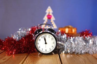 Süslü ağaçlı odaksız ışıkların altın rengi Noel arkaplanı