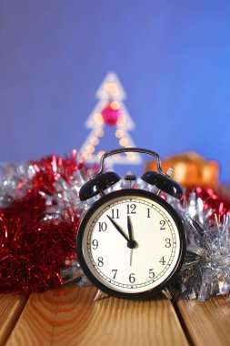 Süslü ağaçlı odaksız ışıkların altın rengi Noel arkaplanı