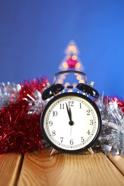 Süslü ağaçlı odaksız ışıkların altın rengi Noel arkaplanı