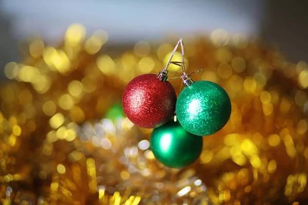 Composición navideña con caja de regalo y decoraciones —  Fotos de Stock