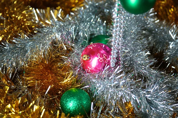 Composición navideña con caja de regalo y decoraciones —  Fotos de Stock