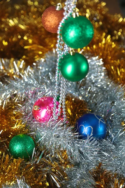 Composizione natalizia con confezione regalo e decorazioni — Foto Stock