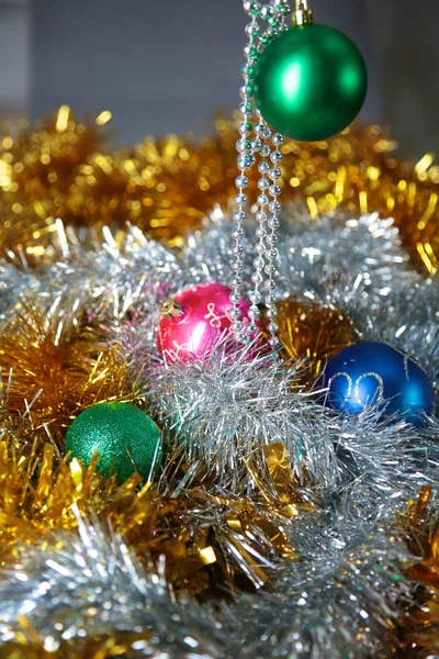 Composición navideña con caja de regalo y decoraciones —  Fotos de Stock