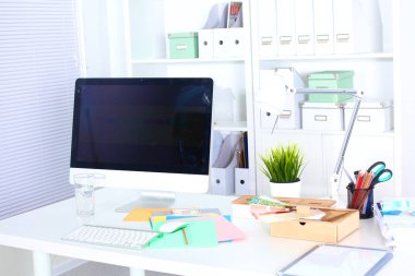 ofis çalışma masası bilgisayar ve evrak ile