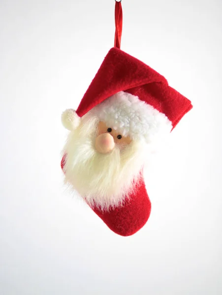 Composición navideña con caja de regalo y decoraciones — Foto de Stock