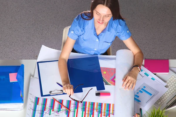 Jonge grafisch ontwerper werkt op laptop, Tablet PC thuis gebruiken — Stockfoto