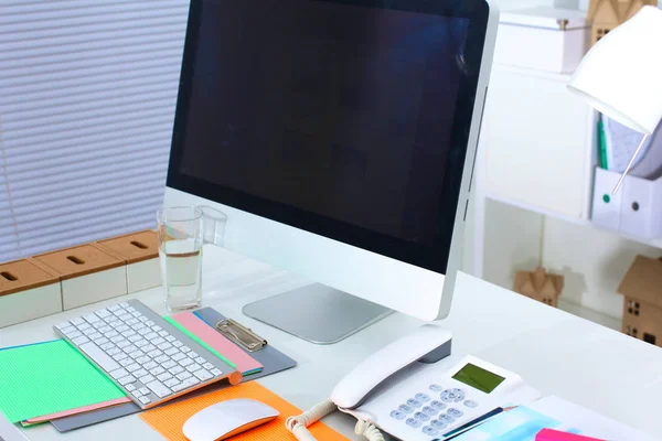 Office skrivbord med dator och pappersarbete — Stockfoto