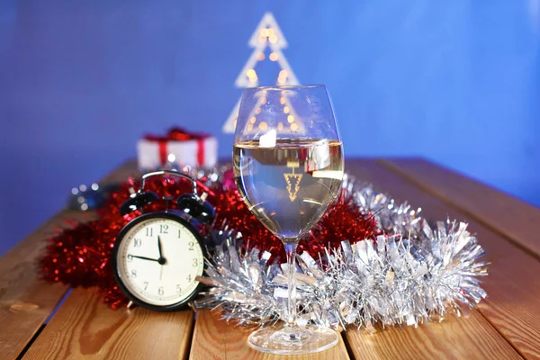 Świąteczne grzane wino w szklanym kubku na drewnianym stole — Zdjęcie stockowe