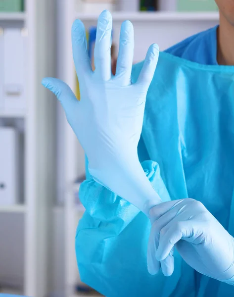 Cirujano preparándose para la cirugía, llevaba guantes, salud y concepto de entrenamiento — Foto de Stock