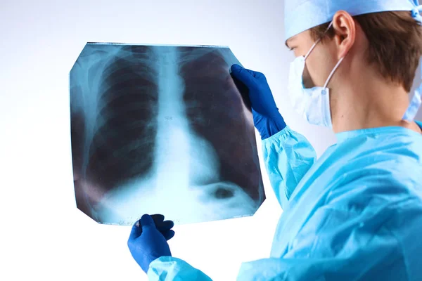 Γιατρός εξετάζει μια πνεύμονα x-ray ακτινογραφία — Φωτογραφία Αρχείου