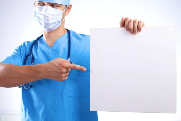 Gros plan du médecin tenant une bannière blanche vierge — Photo