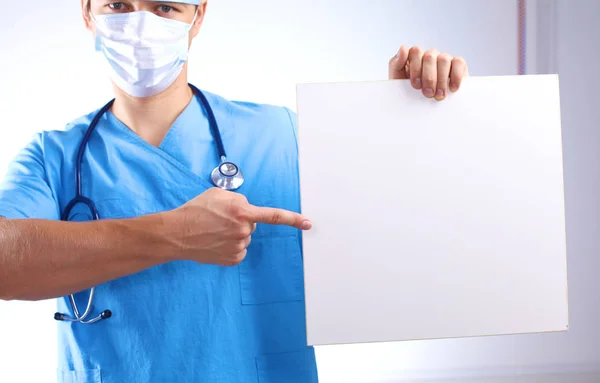 Primo piano del medico con banner bianco vuoto — Foto Stock