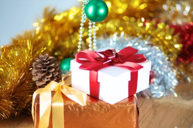 hediye kutusu ve süslemeleri Noel kompozisyonu