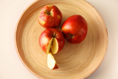 Bir tahta üzerinde kırmızı elma tablo plaka