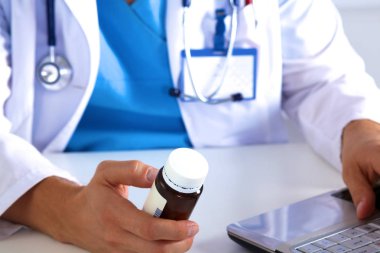 ofiste genç doktor bir giriş yapar