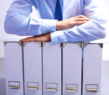 işadamı belgeleri ile bir klasör üzerinde duran