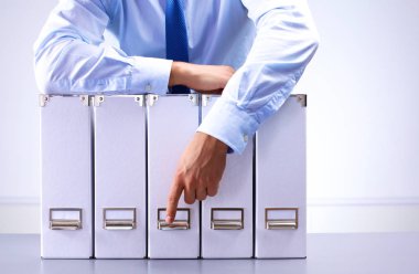 işadamı belgeleri ile bir klasör üzerinde duran