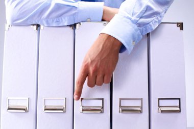 işadamı belgeleri ile bir klasör üzerinde duran