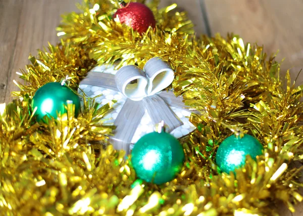 Composición navideña con caja de regalo y decoraciones —  Fotos de Stock