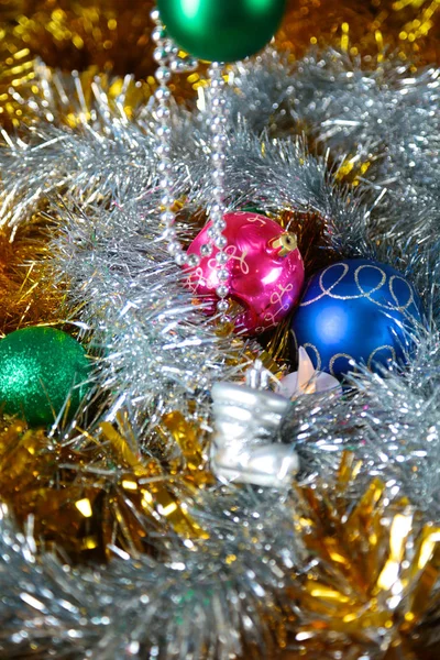 Composición navideña con caja de regalo y decoraciones — Foto de Stock