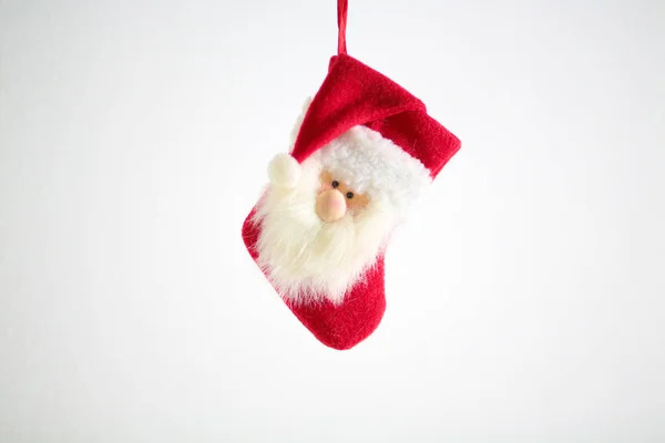 Composición navideña con caja de regalo y decoraciones — Foto de Stock