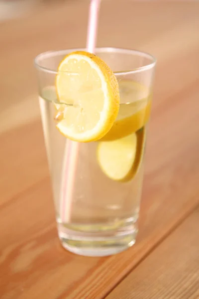 Ahşap masa üzerinde bir bardak limonata — Stok fotoğraf