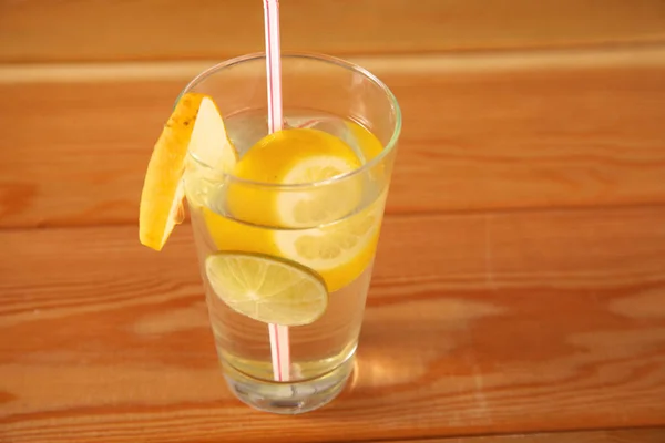 Limonada en un vaso sobre mesa de madera —  Fotos de Stock