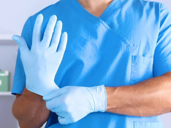 Le chirurgien porte des gants avant l'opération. Gros plan — Photo