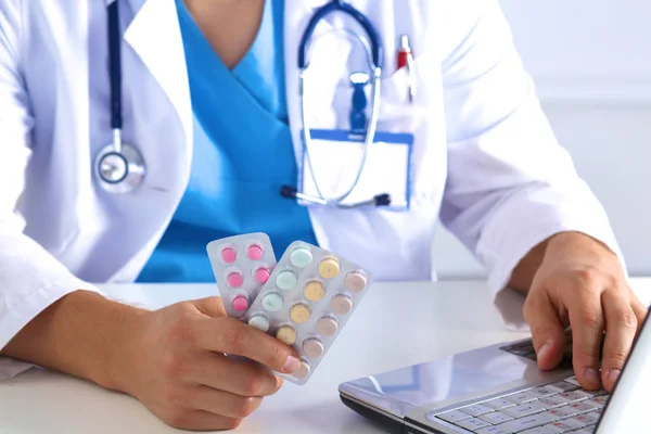 Jovem médico no escritório faz uma entrada — Fotografia de Stock