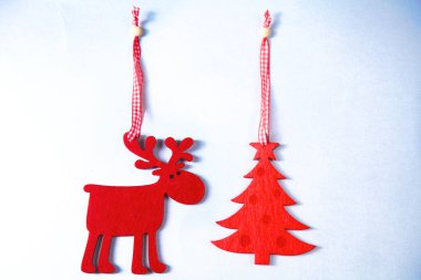 Noel. Ren geyiği ve ağaç beyaz izole etmek