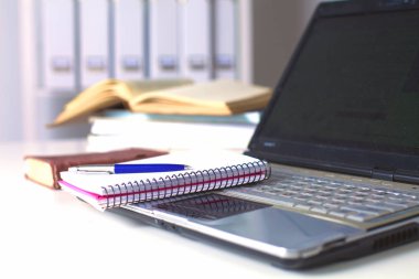 Ofis Masaları boş not defteri ve dizüstü bilgisayar ile