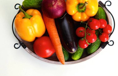 Çeşitli ham organik sebze ahşap masa ile kompozisyon