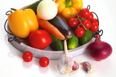 Beyaz arka planda taze sonbahar sebzeleri