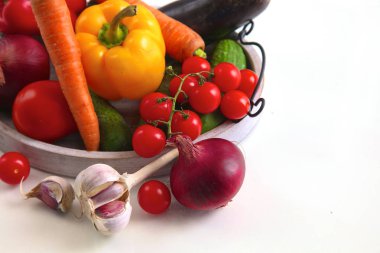 Beyaz arka planda taze sonbahar sebzeleri