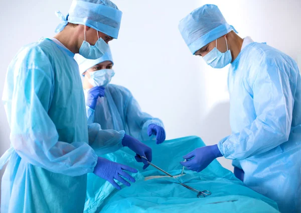 Equipe de cirurgião em uniforme realizar operação em um paciente na clínica de cirurgia cardíaca — Fotografia de Stock