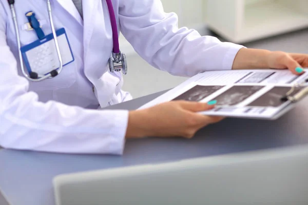 Retrato de médico feliz mujer en el consultorio — Foto de Stock