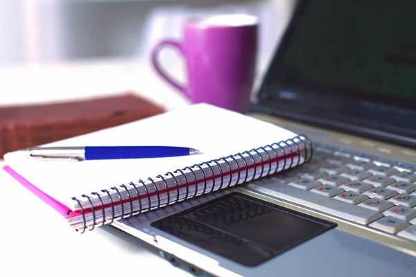 Office tabel met lege Kladblok en laptop — Stockfoto