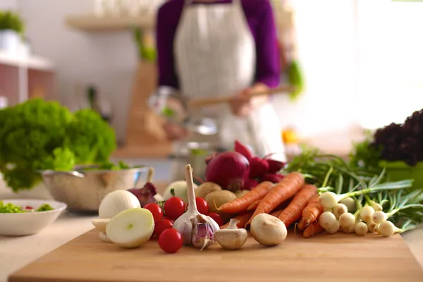 Jonge vrouw kookt in de keuken. Gezond voedsel — Stockfoto