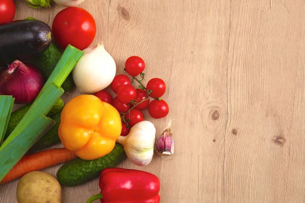 Montón de verduras orgánicas en una mesa de madera — Foto de Stock