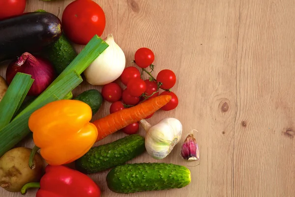 Montón de verduras orgánicas en una mesa de madera — Foto de Stock