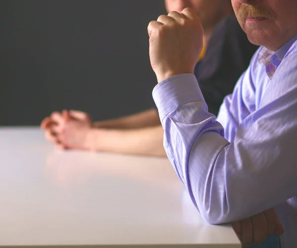 Zakelijke bijeenkomst aan de tabel schudden handen sluiting van de overeenkomst — Stockfoto