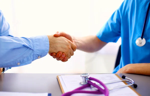 Equipo médico medidor de presión arterial aislado en blanco —  Fotos de Stock