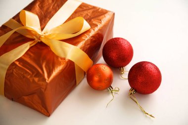 hediye kutusu ve süslemeleri Noel kompozisyonu